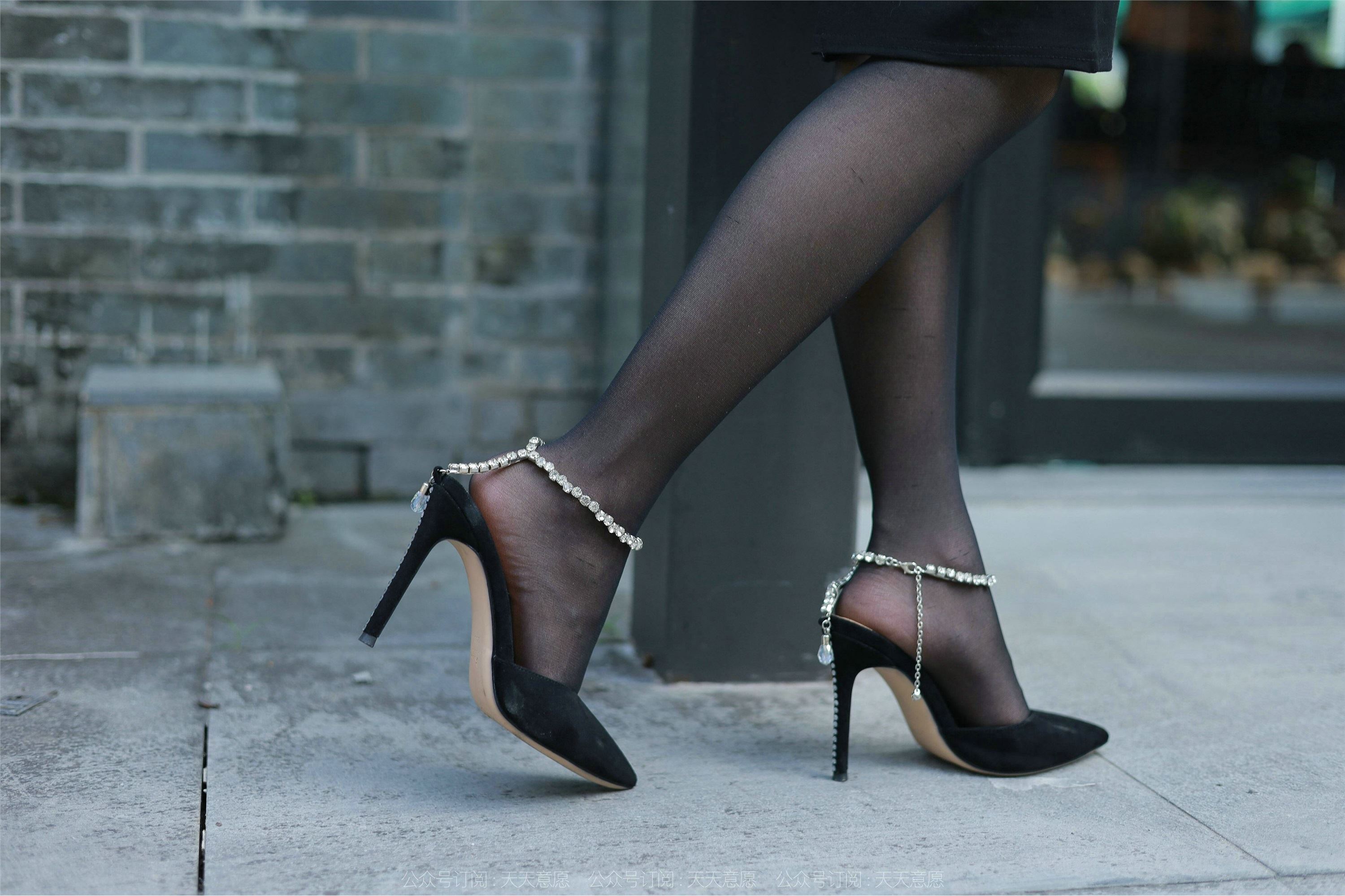 IESS异思趣向  2022.02.11 丝享家1002：婉萍《性感OL窄裙》